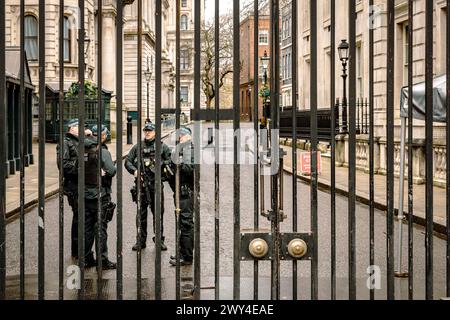 Des policiers armés derrière les portes de Downing Street. Le numéro 10 Downing Street est la ville du premier ministre britannique. Politique britannique et mondiale. Banque D'Images