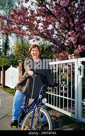 Angelika Mann, deutsche Schauspielerin und Sängerin, auf dem Fahrrad in Berlin, Deutschland 1996. Banque D'Images