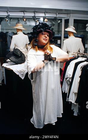 Angelika Mann, deutsche Schauspielerin und Sängerin, in einer Garderobe in Berlin, Deutschland 1996. Banque D'Images