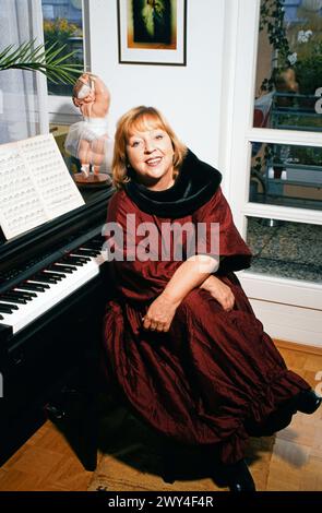 Angelika Mann, deutsche Schauspielerin und Sängerin, zuhause in Berlin am Klavier, Deutschland 1996. Banque D'Images