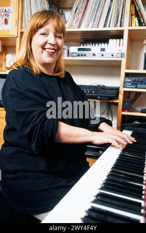 Angelika Mann, deutsche Schauspielerin und Sängerin, zuhause in Berlin am Klavier, Deutschland 1996. Banque D'Images