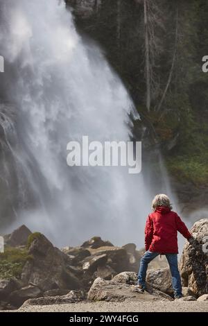 Cascades de Krimml et forêt dans le parc Hohe Tauern Natinal. Autriche Banque D'Images