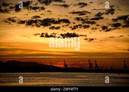 Spectaculaire coucher de soleil ciel sur l'océan à Pier Mauá - Rio de Janeiro, Brésil Banque D'Images