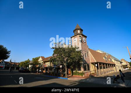 Bâtiments pittoresques de la 1ère rue un jour d'été à Solvang, Californie Banque D'Images