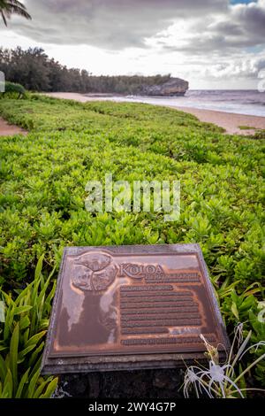 Un panneau marque le début du sentier du patrimoine Maha'ulepu le long de la côte sud de Kauai et de Shipwreck Beach à Koloa, Hawaï. Banque D'Images