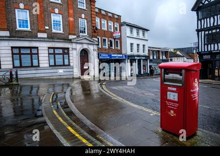 Leatherhead Surrey, Royaume-Uni, 03 avril 2024, Road Side Red Royal mail boîte postale sur Town Centre High Street avec No People Banque D'Images