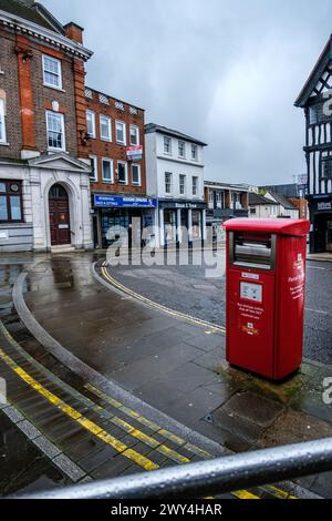 Leatherhead Surrey, Royaume-Uni, 03 avril 2024, Road Side Red Royal mail boîte postale sur Town Centre High Street avec No People Banque D'Images