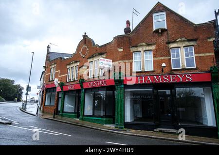 Leatherhead Surrey, Royaume-Uni, 03 avril 2024, Hamseys Town Centre Bed or Bedding Shop fermé avec personne et à louer Banque D'Images