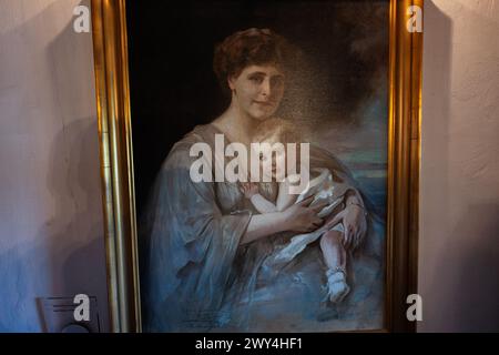 Bran, Brasov, Roumanie- juin, 2023 : la reine Maria et la princesse Ileana en 1909. Peinture vintage représentant une mère tenant son bébé, présentée dans un luxur Banque D'Images