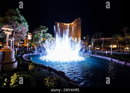 The Wynn Fountain Show avec l'hôtel Treasure Island en arrière-plan - Las Vegas, Nevada Banque D'Images