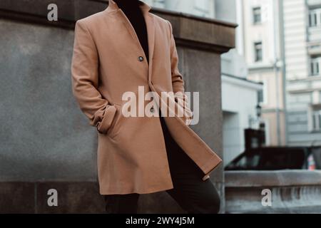 Détails du manteau pour homme brun beige, pantalon et col roulé noir. Vêtements d'extérieur de rue classiques Banque D'Images