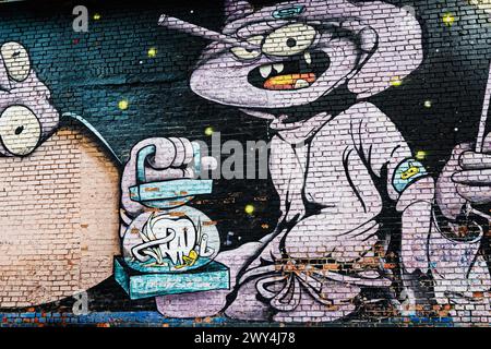 Lutsk, Ukraine - mars 2024 : une murale graffiti colorée représentant des personnages de dessins animés sur un mur de briques, montrant la culture urbaine et de l'art de rue. Banque D'Images