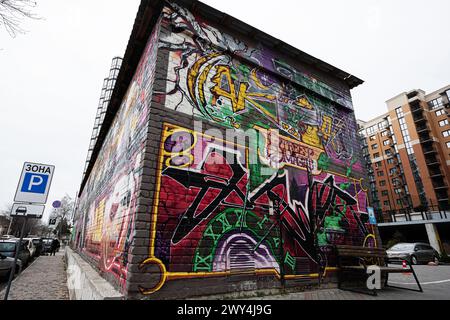 Lutsk, Ukraine - mars 2024 : graffitis vibrants recouvrant le mur d'un bâtiment urbain. L'œuvre ajoute une ambiance moderne et avant-gardiste au paysage de la ville. Banque D'Images