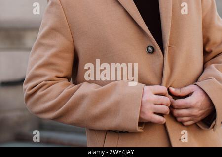 Détails du manteau homme brun beige et col roulé noir. Vêtements d'extérieur de rue classiques Banque D'Images