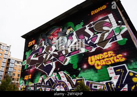 Lutsk, Ukraine - mars 2024 : graffitis vibrants recouvrant le mur d'un bâtiment urbain. L'œuvre ajoute une ambiance moderne et avant-gardiste au paysage de la ville. Banque D'Images