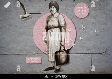 Loutsk, Ukraine - mars 2024 : graffiti de la ville de Loutsk. Tamara du centre. Vieille femme avec mouette sur le mur. Banque D'Images