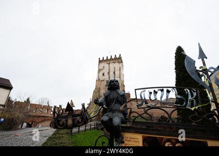 Lutsk, Ukraine - mars 2024 : petite sculpture de Klikun près du château de Lutsk Lubart. Banque D'Images