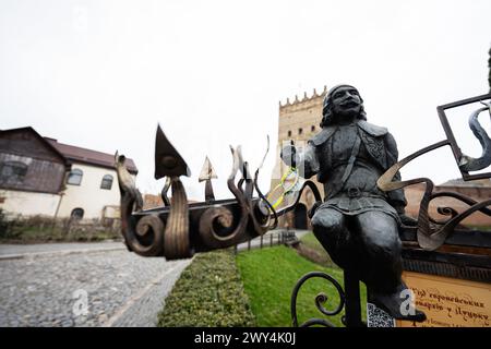 Lutsk, Ukraine - mars 2024 : petite sculpture de Klikun près du château de Lutsk Lubart. Banque D'Images