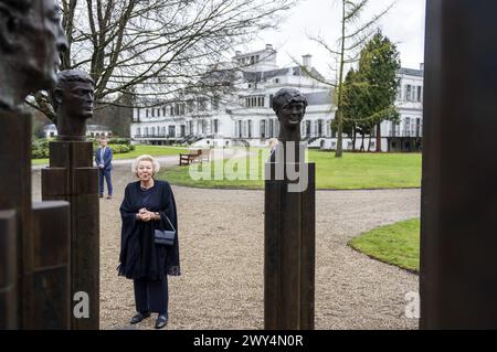 BAARN - la princesse Beatrix dévoile la statue de bronze « la famille royale » dans le parc du palais de Soestdijk. Le portrait de groupe a été réalisé en 1996 par le sculpteur Arthur Spronken et se compose des portraits de la princesse Beatrix, du prince Claus et de leurs trois fils. ANP JEROEN JUMELET netherlands Out - belgique Out Credit : ANP/Alamy Live News Banque D'Images