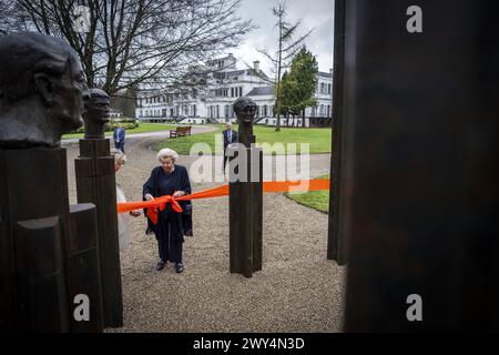 BAARN - la princesse Beatrix, avec Maya Meijer Bergmans, dévoile la statue de bronze « la famille royale » dans le parc du palais de Soestdijk. Le portrait de groupe a été réalisé en 1996 par le sculpteur Arthur Spronken et se compose des portraits de la princesse Beatrix, du prince Claus et de leurs trois fils. ANP JEROEN JUMELET netherlands Out - belgique Out Credit : ANP/Alamy Live News Banque D'Images