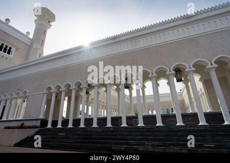 Un beau paysage de la mosquée Omar Ali Saifuddien à Bandar Seri Begawan, Brunei. Banque D'Images