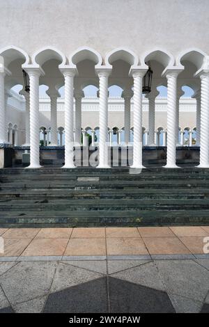 Un beau paysage de la mosquée Omar Ali Saifuddien à Bandar Seri Begawan, Brunei. Banque D'Images