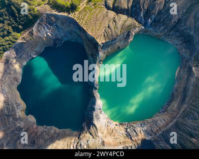Une vue aérienne des lacs de cratère du parc national de Kelimutu sur l'île de Flores, Indonésie. Banque D'Images