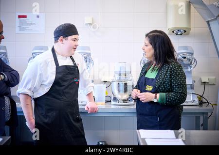 LA HAYE - la ministre mari'lle Paul de l'éducation rend visite aux élèves du cours de restauration de l'enseignement secondaire préprofessionnel qui passent l'examen pratique à l'école Franois Vatel. C'est le premier jour des examens pratiques dans l'enseignement secondaire préprofessionnel. ANP PHIL NIJHUIS pays-bas Out - belgique Out Banque D'Images