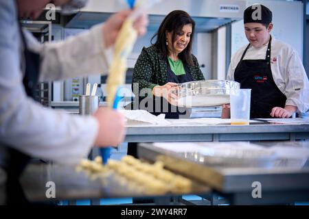 LA HAYE - la ministre mari'lle Paul de l'éducation rend visite aux élèves du cours de restauration de l'enseignement secondaire préprofessionnel qui passent l'examen pratique à l'école Franois Vatel. C'est le premier jour des examens pratiques dans l'enseignement secondaire préprofessionnel. ANP PHIL NIJHUIS pays-bas Out - belgique Out Banque D'Images