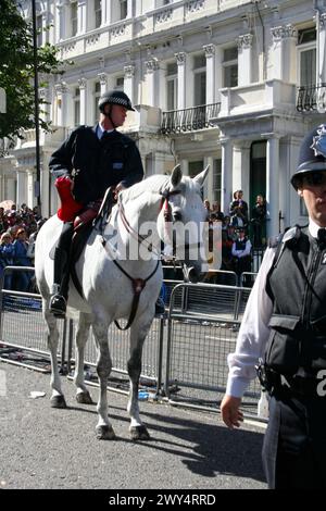 Londres, Angleterre - août 28 2006 : des policiers vérifient la foule pendant le carnaval de Notting Hill. Banque D'Images