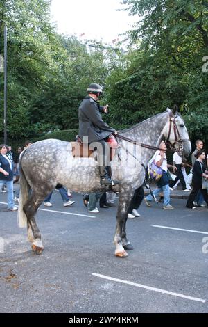 Londres, Angleterre - août 28 2006 : officier de police métropolitain monté vérifiant la foule pendant le carnaval de Notting Hill. Banque D'Images
