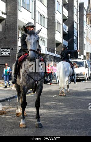 Londres, Angleterre - août 28 2006 : deux policiers à cheval vérifient la foule pendant le carnaval de Notting Hill. Banque D'Images