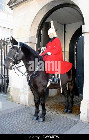 Londres, Angleterre : 20 janvier 2007 : Horse Guard on Horse Back agissant dans son rôle de garde du corps personnel de la reine à l'entrée du Whitehall Palace i. Banque D'Images