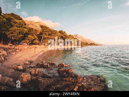 Entlang der Uferpromenade BEI Brela an der Makarska Riviera in Kroatien am 28.10.2023. // le long du front de mer près de Brela sur la Riviera Makarska en Croatie le 28 octobre 2023. - 20231028 PD28624 crédit : APA-defacto Datenbank und Contentmanagement GmbH/Alamy Live News Banque D'Images