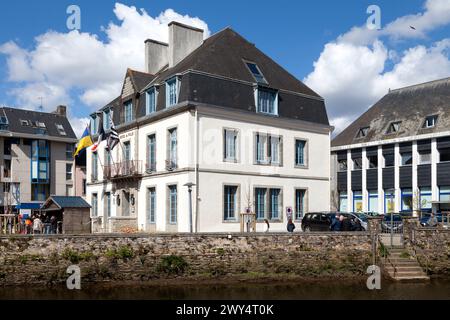 Landerneau, France - 03 avril 2022 : L'hôtel de ville de Landerneau le long de la rivière Elorn. Banque D'Images