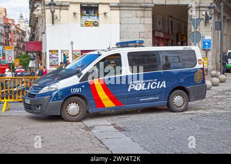 Madrid, Espagne - 06 juin 2018 : une camionnette de police de la police nationale (espagnol : Policia Nacional) garée dans la rue. Banque D'Images