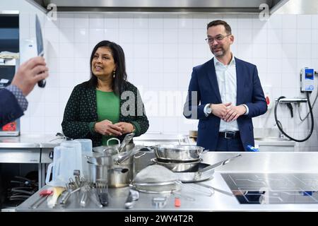 LA HAYE - la ministre mari'lle Paul de l'éducation rend visite aux élèves du cours de restauration de l'enseignement secondaire préprofessionnel qui passent l'examen pratique à l'école Franois Vatel. C'est le premier jour des examens pratiques dans l'enseignement secondaire préprofessionnel. ANP PHIL NIJHUIS pays-bas Out - belgique Out Banque D'Images