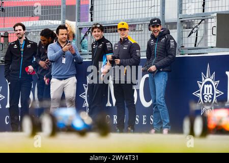 Suzuka, Japon. 4 avril 2024. Le pilote australien McLaren Oscar Piastri (2e R) de l'Australie et le pilote français Alpine Esteban Ocon (1er R) de la France jouent des voitures télécommandées avant le Grand Prix japonais de formule 1 sur le circuit de Suzuka à Suzuka, Japon, le 4 avril 2024. Crédit : Zhang Xiaoyu/Xinhua/Alamy Live News Banque D'Images