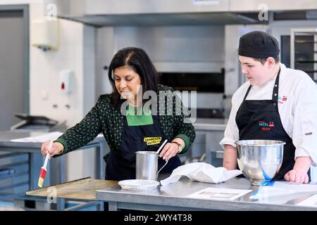 LA HAYE - la ministre mari'lle Paul de l'éducation rend visite aux élèves du cours de restauration de l'enseignement secondaire préprofessionnel qui passent l'examen pratique à l'école Franois Vatel. C'est le premier jour des examens pratiques dans l'enseignement secondaire préprofessionnel. ANP PHIL NIJHUIS pays-bas Out - belgique Out Banque D'Images