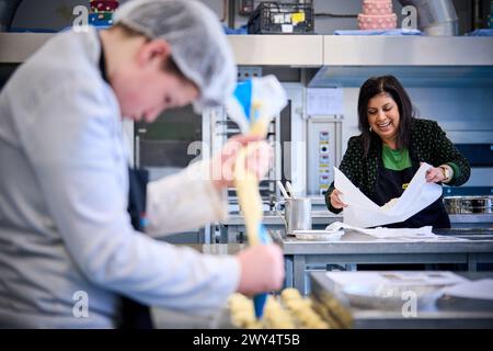 LA HAYE - la ministre mari'lle Paul de l'éducation rend visite aux élèves du cours de restauration de l'enseignement secondaire préprofessionnel qui passent l'examen pratique à l'école Franois Vatel. C'est le premier jour des examens pratiques dans l'enseignement secondaire préprofessionnel. ANP PHIL NIJHUIS pays-bas Out - belgique Out Banque D'Images