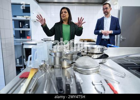 LA HAYE - la ministre mari'lle Paul de l'éducation rend visite aux élèves du cours de restauration de l'enseignement secondaire préprofessionnel qui passent l'examen pratique à l'école Franois Vatel. C'est le premier jour des examens pratiques dans l'enseignement secondaire préprofessionnel. ANP PHIL NIJHUIS pays-bas Out - belgique Out Banque D'Images