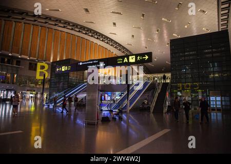 Terminal de l'aéroport international de Hamad avec toutes les portes et voyageurs passant. Banque D'Images