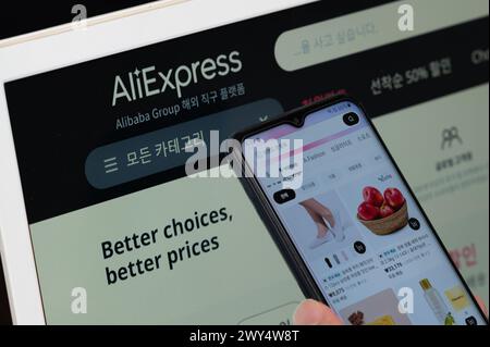 Séoul, Corée du Sud - 4 avril 2024 : les consommateurs qui utilisent la société chinoise de commerce électronique AliExpress sur leurs smartphones Banque D'Images