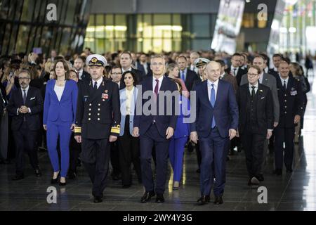 Der Generalsekretaer des Nordatlantikrates, und die alliierten Aussenministerinnen und Aussenminister, die Staendigen Vertreter und der Vorsitzende des Militaerausschusses gehen zu ihren Plaetzen in der Agora, im Rahmen der Zeremonie anlaesslich des 75. Jahrestages der Unterzeichnung der Gruendungsurkunde des Nordatlantik-Vertrags. Bruessel, 04.04.2024. Fotografiert im Auftrag des Auswaertigen AMTES. Bruessel Berlgien *** le Secrétaire général du Conseil de l'Atlantique Nord, les ministres des Affaires étrangères des pays alliés, les représentants permanents et le Président du Comité militaire se rendent à leur place Banque D'Images