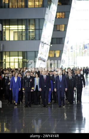 Der Generalsekretaer des Nordatlantikrates, und die alliierten Aussenministerinnen und Aussenminister, die Staendigen Vertreter und der Vorsitzende des Militaerausschusses gehen zu ihren Plaetzen in der Agora, im Rahmen der Zeremonie anlaesslich des 75. Jahrestages der Unterzeichnung der Gruendungsurkunde des Nordatlantik-Vertrags. Bruessel, 04.04.2024. Fotografiert im Auftrag des Auswaertigen AMTES. Bruessel Berlgien *** le Secrétaire général du Conseil de l'Atlantique Nord, les ministres des Affaires étrangères des pays alliés, les représentants permanents et le Président du Comité militaire se rendent à leur place Banque D'Images