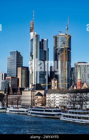 Plusieurs bateaux flottent sur l'eau avec la ville en arrière-plan : Francfort Banque D'Images