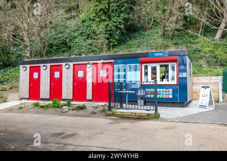 Le snack-bar Hathats et les toilettes publiques sur Lower Sandgate Road, Folkestone, Kent. Banque D'Images