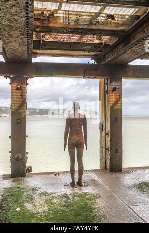 Anthony Gormley une autre fois XVIII sur Folkestone's Harbour Arm, Kent. Banque D'Images