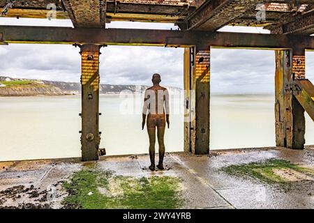 Anthony Gormley une autre fois XVIII sur Folkestone's Harbour Arm, Kent. Banque D'Images