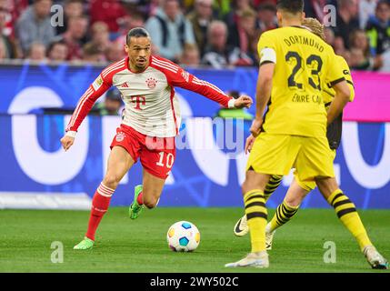 Leroy SANE, FCB 10 Competition for the ball, Tackling, duel, header, zweikampf, action, lutte contre Julian Brandt, BVB 19 dans le match FC BAYERN MUENCHEN - BORUSSIA Dormond 1-2 le 30 mars 2024 à Munich, Allemagne. Saison 2023/2024, 1.Bundesliga, FCB,, München, journée 27, 27.Spieltag © Peter Schatz / Alamy Live News - LA RÉGLEMENTATION DFL INTERDIT TOUTE UTILISATION DE PHOTOGRAPHIES comme SÉQUENCES D'IMAGES et/ou QUASI-VIDÉO - Banque D'Images